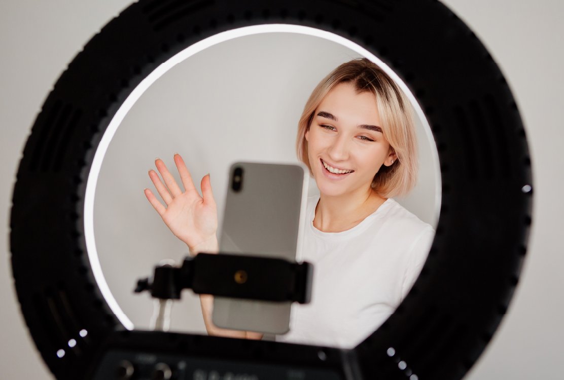 blogger_with_ringlight_against_zoom_dysmorphia