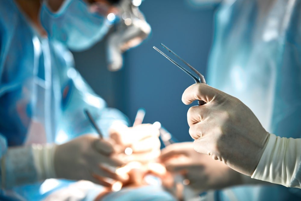 cevre_ethnic_rhinoplasty_in_Turkey_surgeon_hands