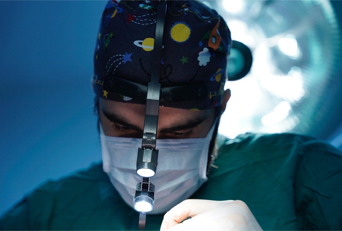 team_of_surgeons_practicing_breast_lift_in_turkey