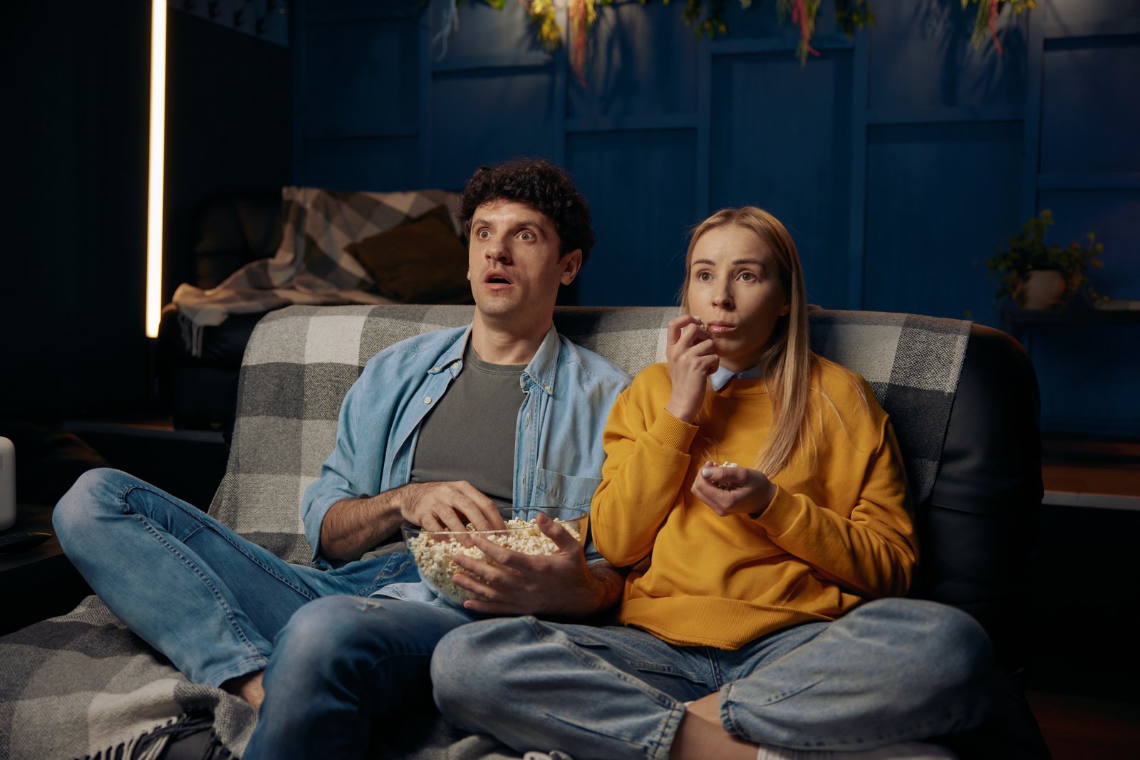 couple_watching_tv_after_iui_in_turkey