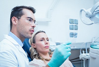 dentist_showing_hollywood_smile_in_turkey_scans_to_patient