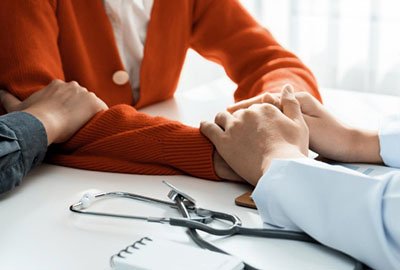 doctor_reassuring_patient_of_ivf_in_turkey