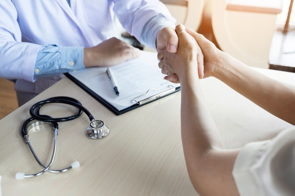 doctor_shaking_hands_with_patient_after_tipplasty_in_turkey_consultation