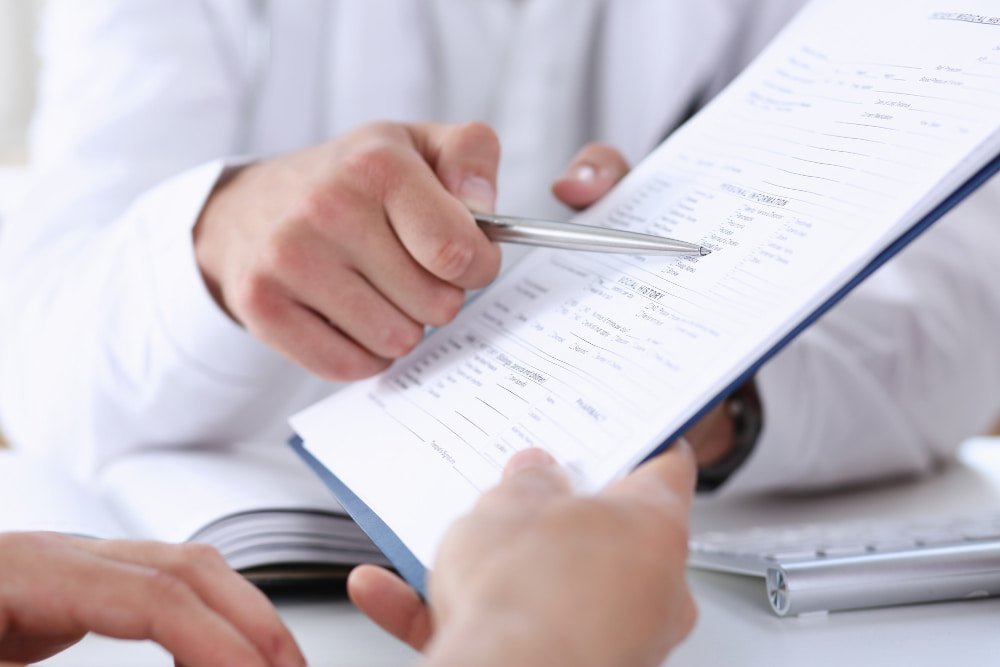 doctor_showing_results_after_tummy_tuck_in_turkey_evaluation