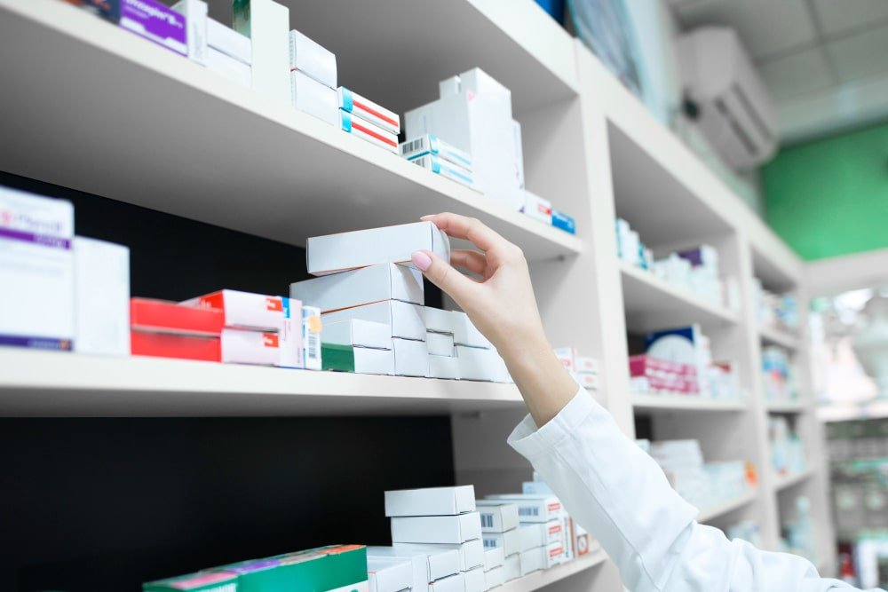 doctor_taking_prescription_off_the_shelf_for_dhi_in_turkey