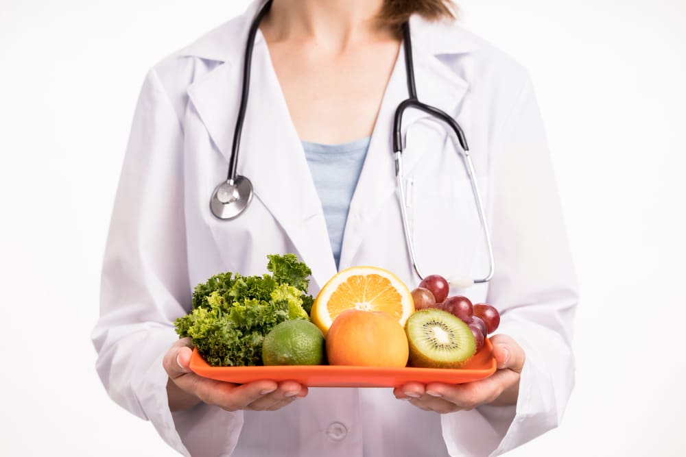 doctor_with_bowl_of_fruits_and_veggies_for_healthy_nutrition_after_liposuction_in_turkey