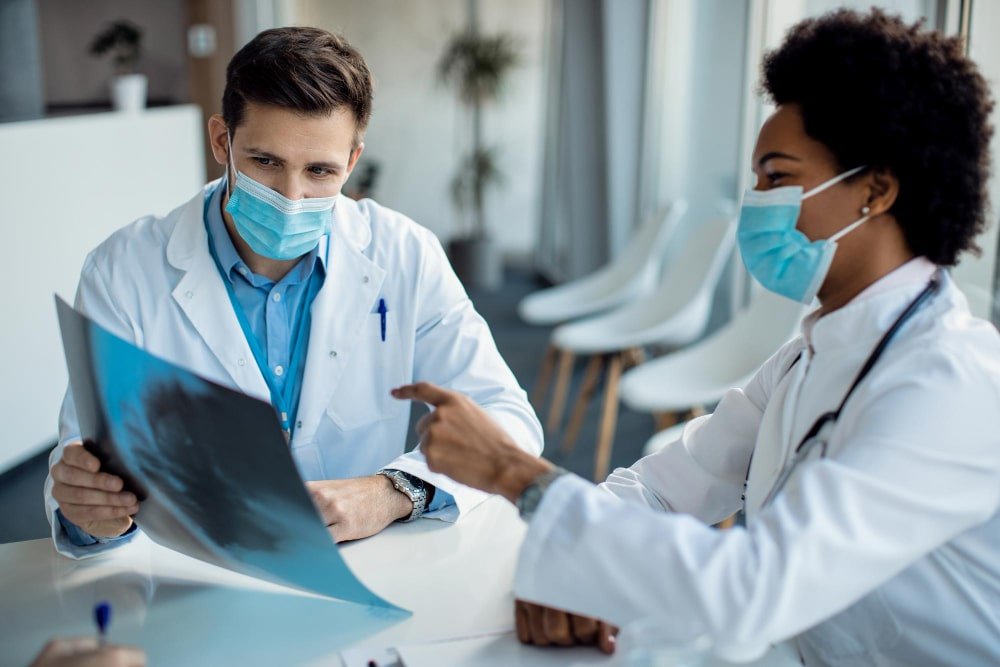 doctors_examining_medical_plan_for_breastlift_in_turkety