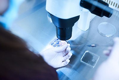 ivf_in_turkey_specialists_in_the_laboratory_doing_analysis