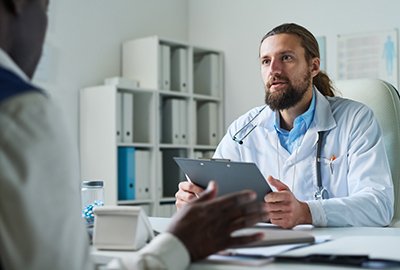 man_discussing_with_surgeon_after_penoplasty_in_turkey