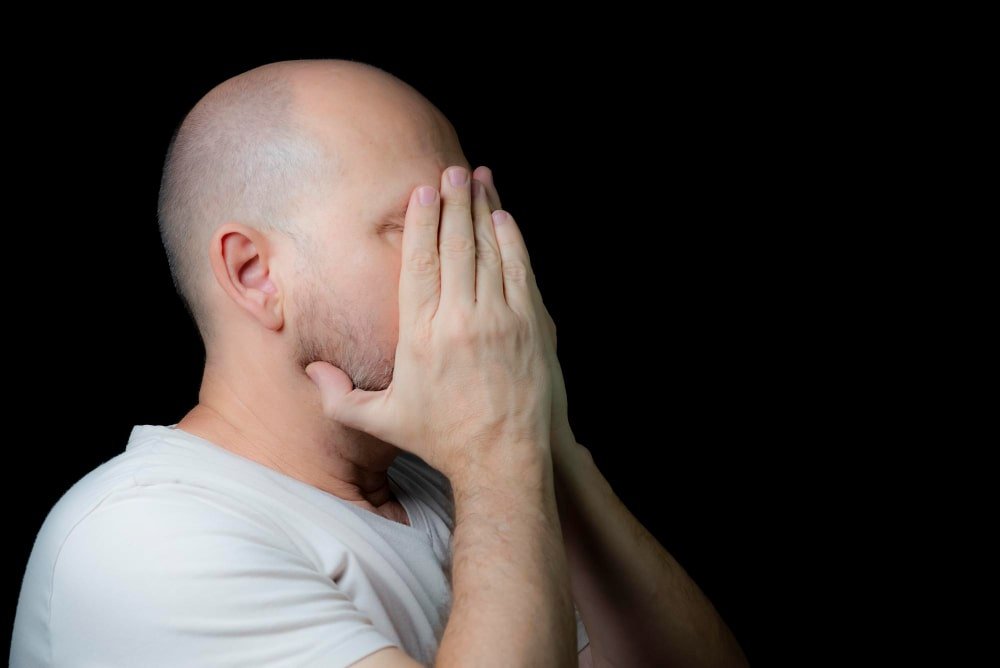 man_facing_anxiety_because_of_hairloss_before_hair_transplant_in_turkey