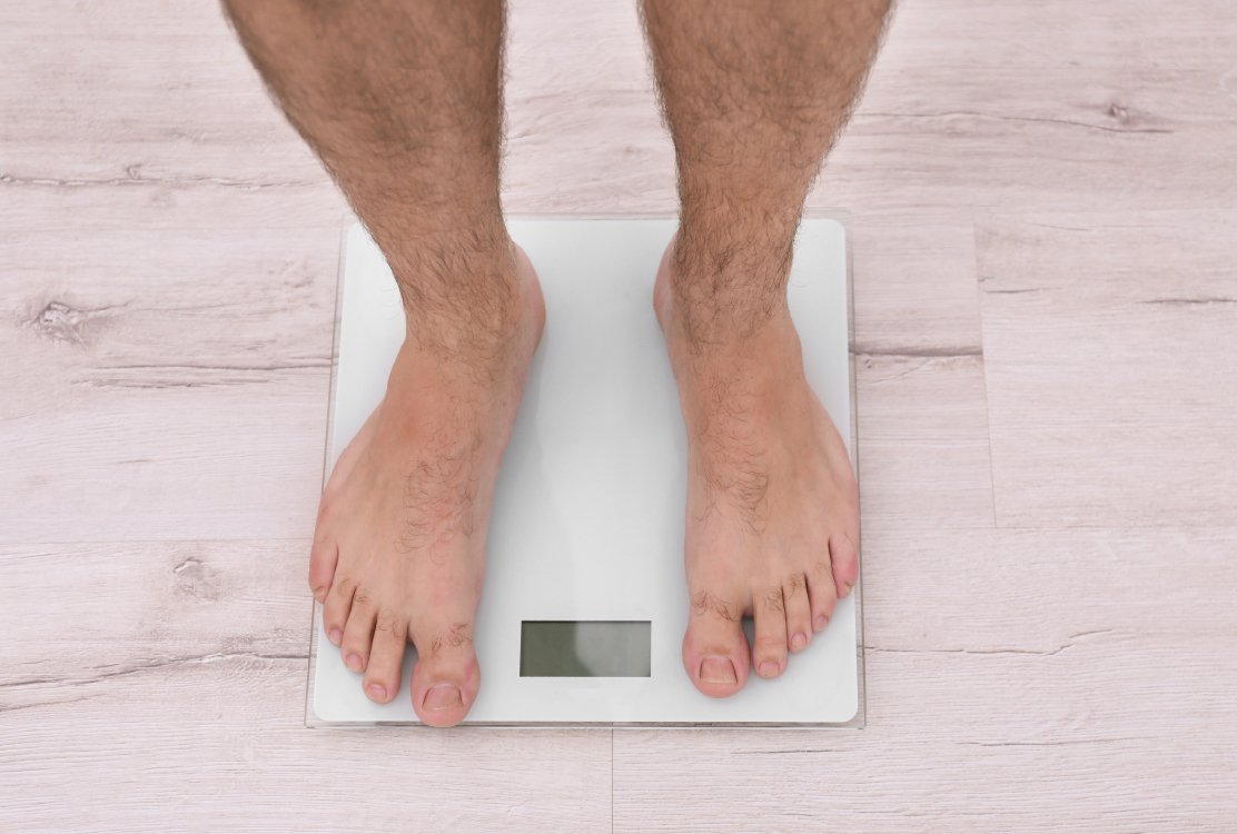 man_measuring_weight_before_male_bbl_in_turkey
