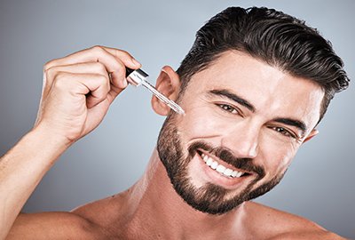 man_using_retinol_to_keep_young