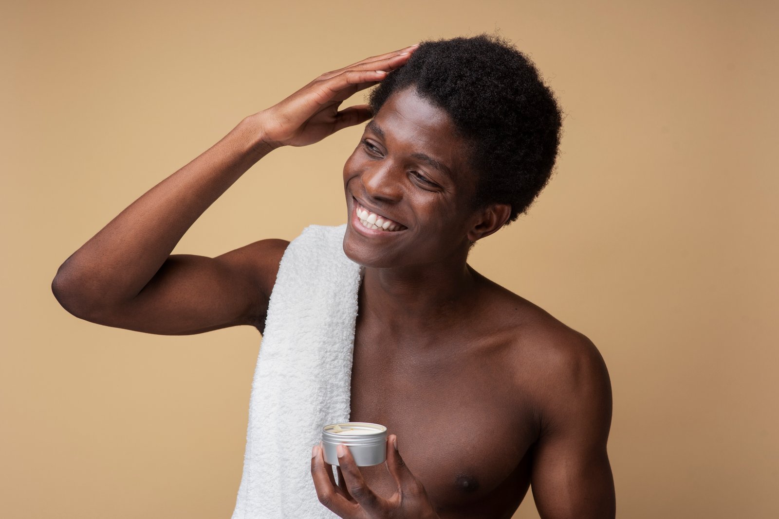 man_with_afro_friendly_haircare_products_after_hair_transplant_in_turkey