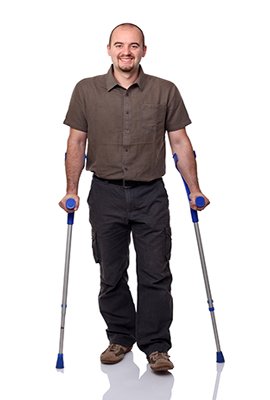 man_with_crutches_after_limb_lengthening_in_turkey