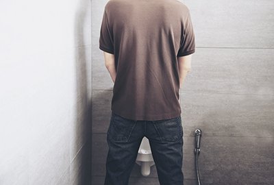 man_with_difficulties_starting_to_pee