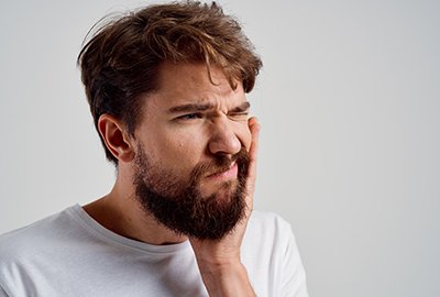 man_with_hurt_cheeks_after_bichectomy