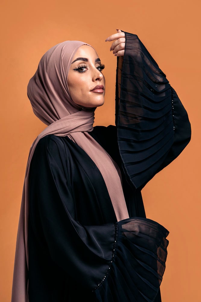 /upload/galeri/muslim_woman_posing_confidently_after_ethnic_rhinplasty_in_turkey