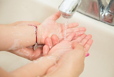 parent_washing_child_hand_for_monkeypox_in_turkey (2)