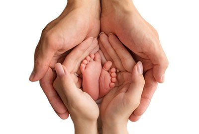 parents_holding_new_borns_feet_after_ivf_in_turkey