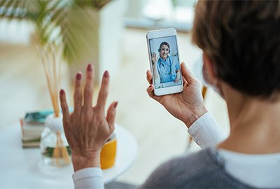 patient_consulting_with_surgeon_via_phone_for_piezo_rhinoplasty_in_turkey