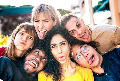 people_smirking_and_smiling_after_hollywood_smile_in_turkey