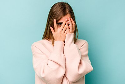 shy_girl_before_cosmetic_gynecology_in_turkey