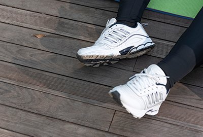 sneakers_with_thick_soles_as_alternative_to_limb_lengthening_surgery_in_turkey