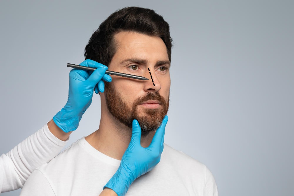 /upload/galeri/surgeon_draws_marks_on_nose_when_examining_male_patient_before_ethnic_rhinoplasty_surgery_in_turkey