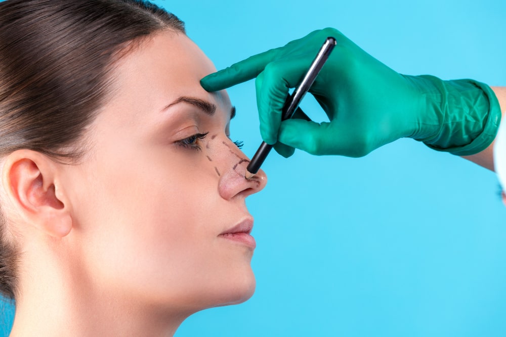 /upload/galeri/surgeon_examining_female_patient_before_ethnic_rhinoplasty_surgery_in_turkey