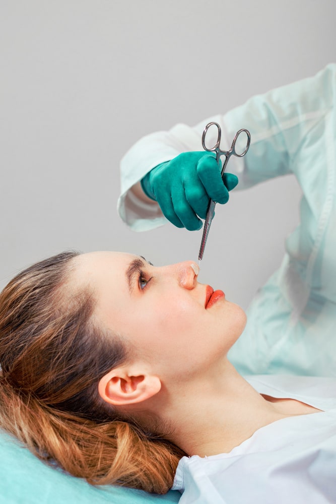 /upload/galeri/surgeon_making_observation_on_patients_nose_after_ethnic_rhinoplasty_in_turkey