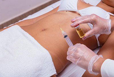 surgeon_practicing_liquid_lipo_on_patient