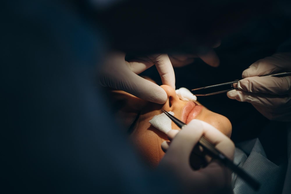 /upload/galeri/surgeons_carrying_out_an_ethnic_rhinoplasty_surgery_in_turkey_procedure