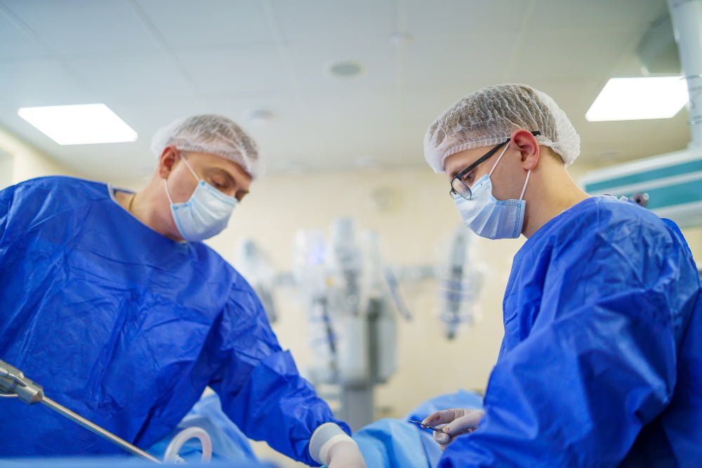 surgeons_practicing_liposuction