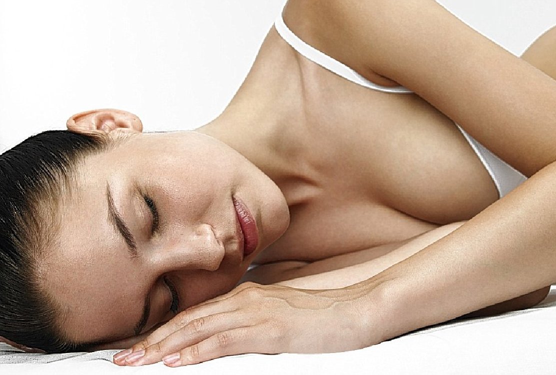 woman _laying _by_ the_ side _before _cleavage _rejuvenation _in _turkey