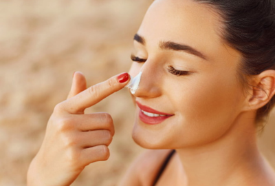 woman_applying_sunscreen_on_nose_after_open_rhinoplasty_in_turkey