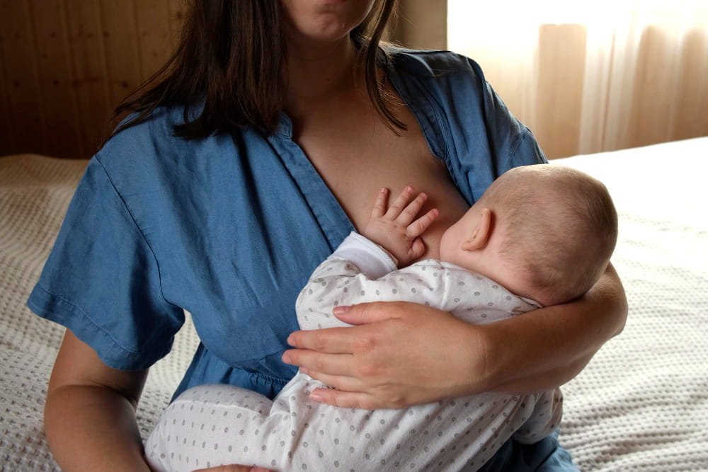 woman_breast_feeding_before_breast_reduction_in_turkey