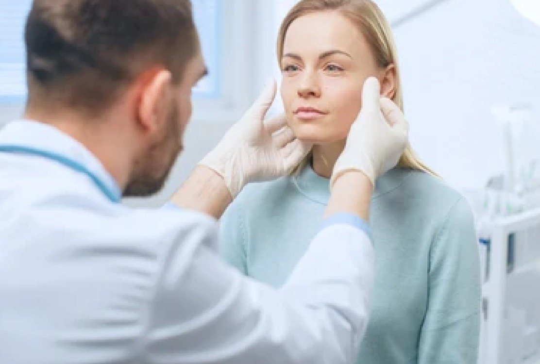 woman_consulting_for_facial_balancing_in_turkey