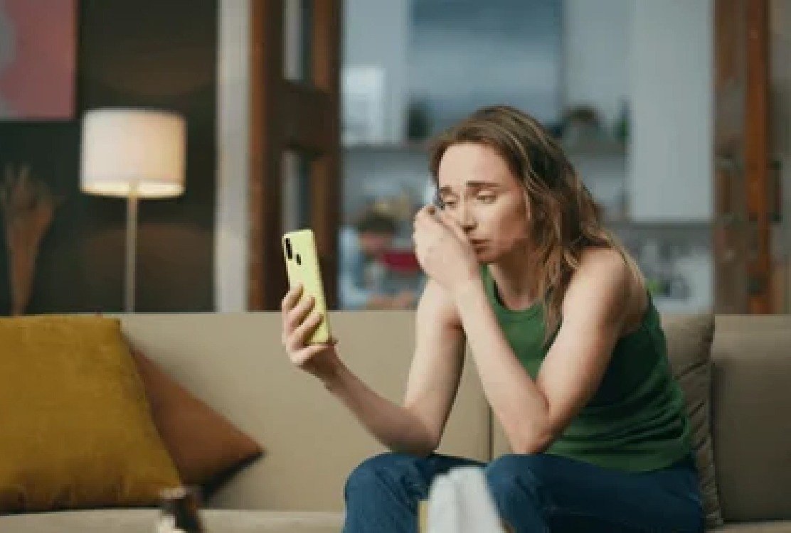 woman_crying_over_zoom_dysmorphia