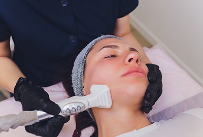 /upload/galeri/woman_having_non_invasive_neck_lift_in_turkey_20240508155125.jpg