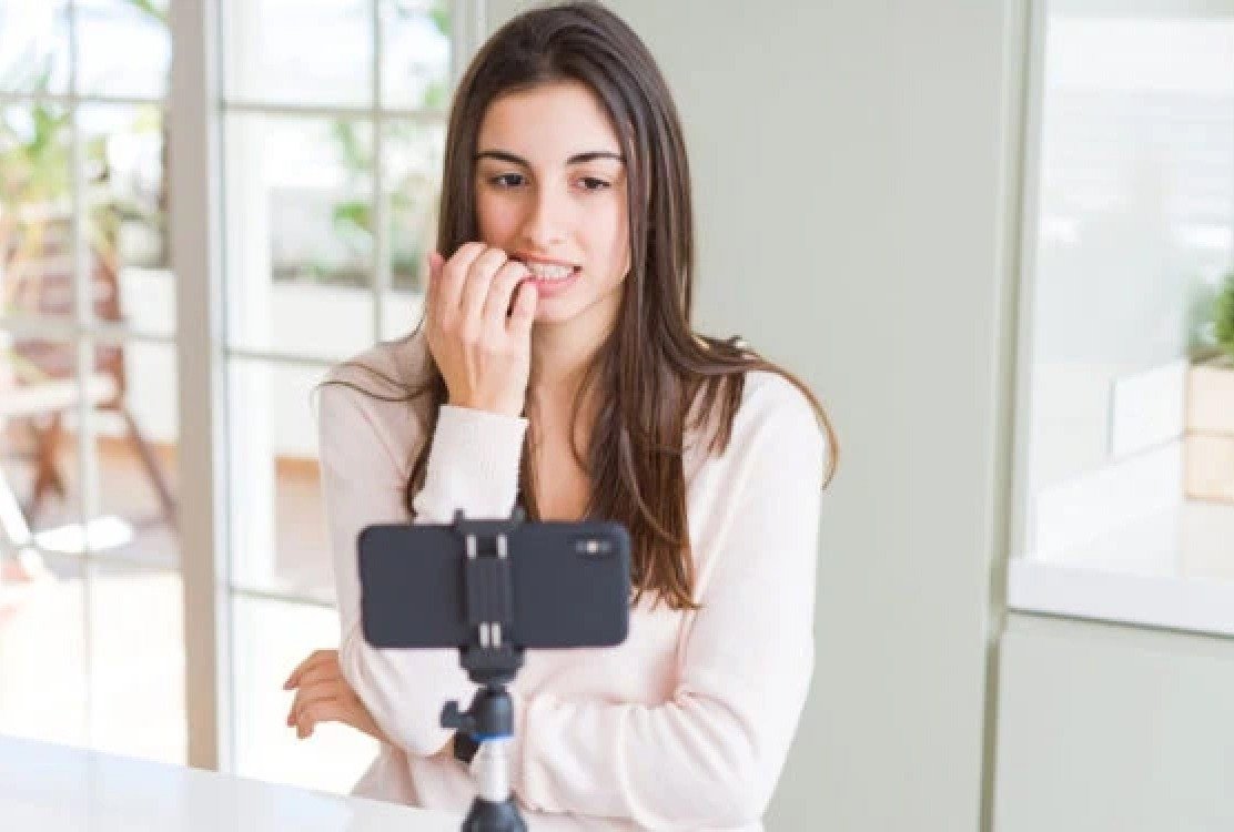 woman_panicking_due_to_zoom_dysmorphia