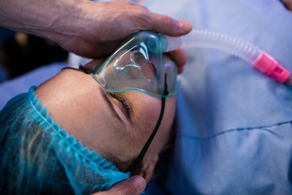 woman_receiving_anesthesia_before_thigh_lift_in_turkey