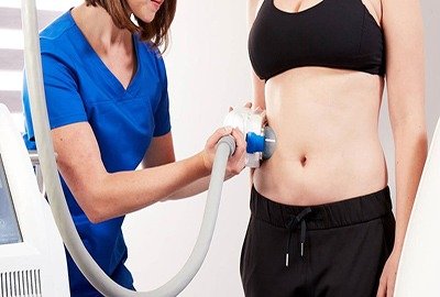 woman_receiving_coolsculpting_in_turkey