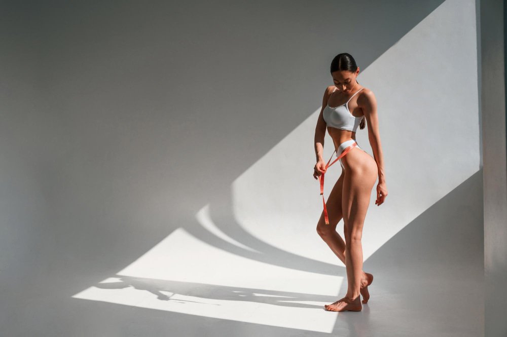 woman_showcasing_body_after_tummytuck_in_turkey