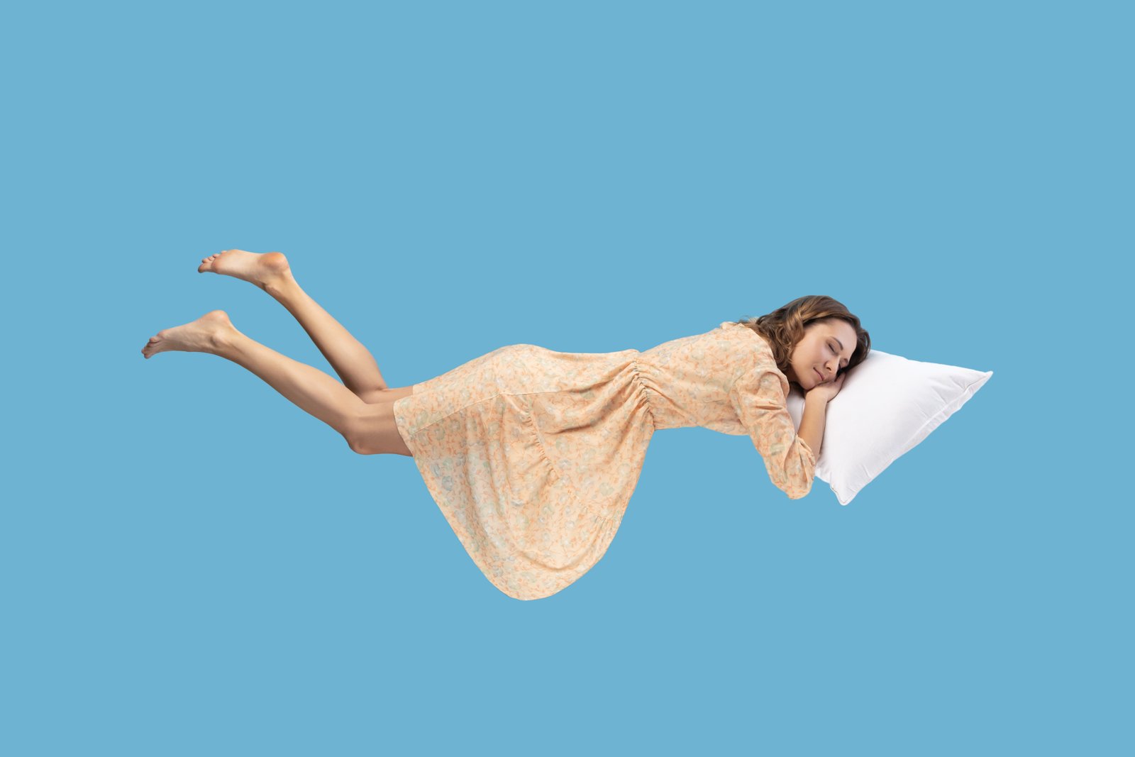 woman_sleepinging_on_cloud_with_pillow