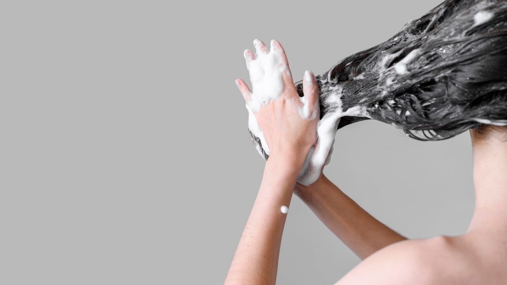 woman_washing_hair_after_hair_transplant_in_turkey