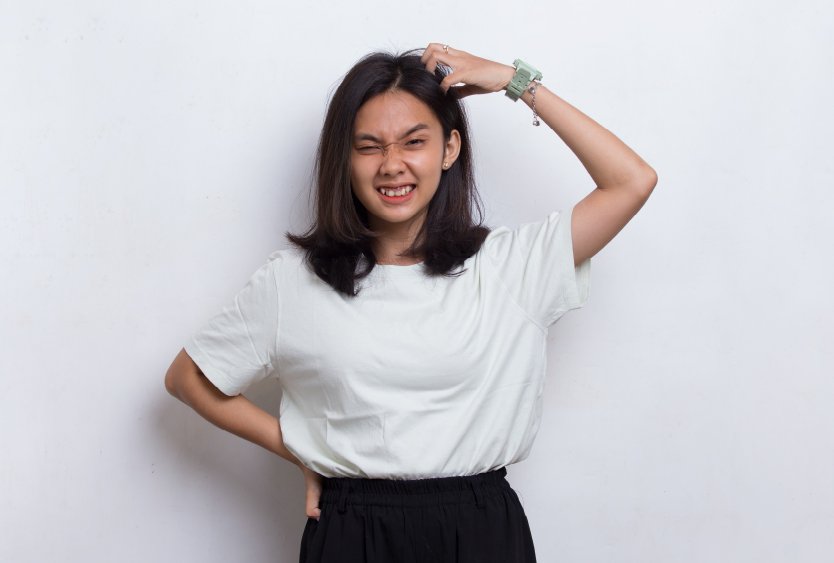 woman_with_itching_hair_after_forehead_reduction_in_turkey