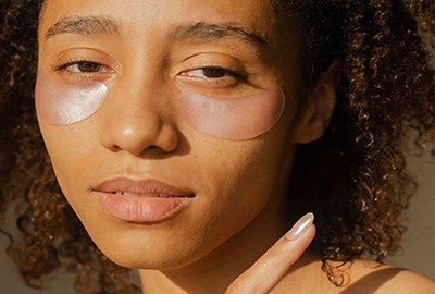 woman_with_tired_eyes_and_good_skin_care_for_fox_eye_lift_in_turkey