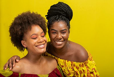women_supporting_eachother_before_afro_rhinoplasty_in_turkey