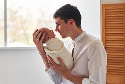 young_dad_with_baby_after_iui_in_turkey